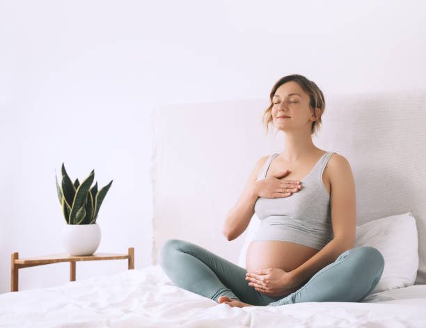 femme enceinte pratiquant la sophrologie
