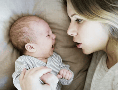 Jeune mère avec son bébé à la maison, pensive, après l’accouchement